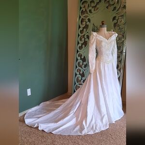 Off shoulder Long-Sleeve Wedding Dress